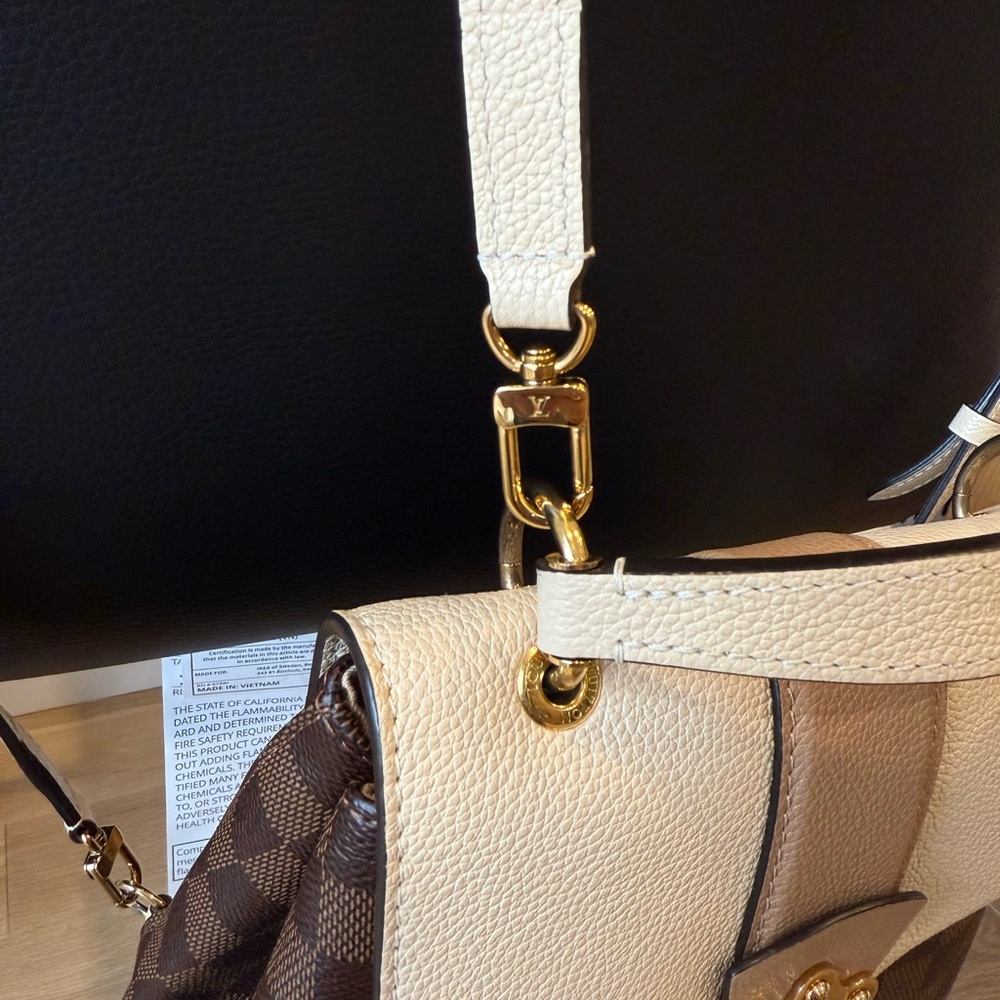 LOUIS VUITTON Damier Ebene Clapton Backpack in Creme. - Picture 4 of 14